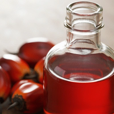 Close-up of palm fruit oil in a clear glass bottle, showcasing its vibrant reddish-orange color, with fresh palm fruits in the background, no text, no words, no typography, clean image